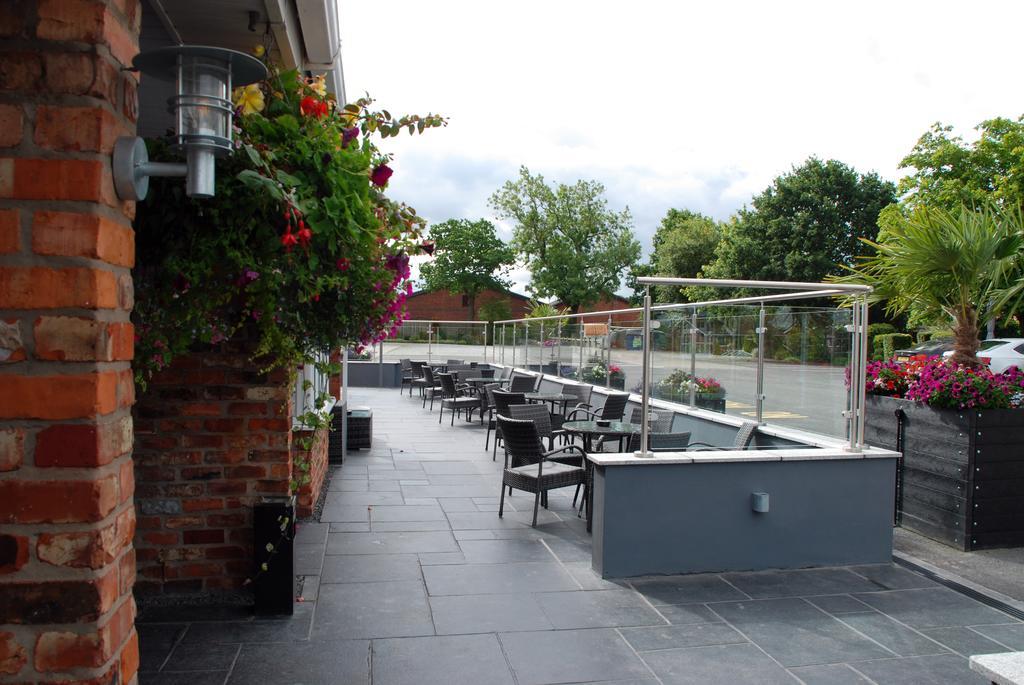 Hunters Lodge Hotel Crewe Buitenkant foto