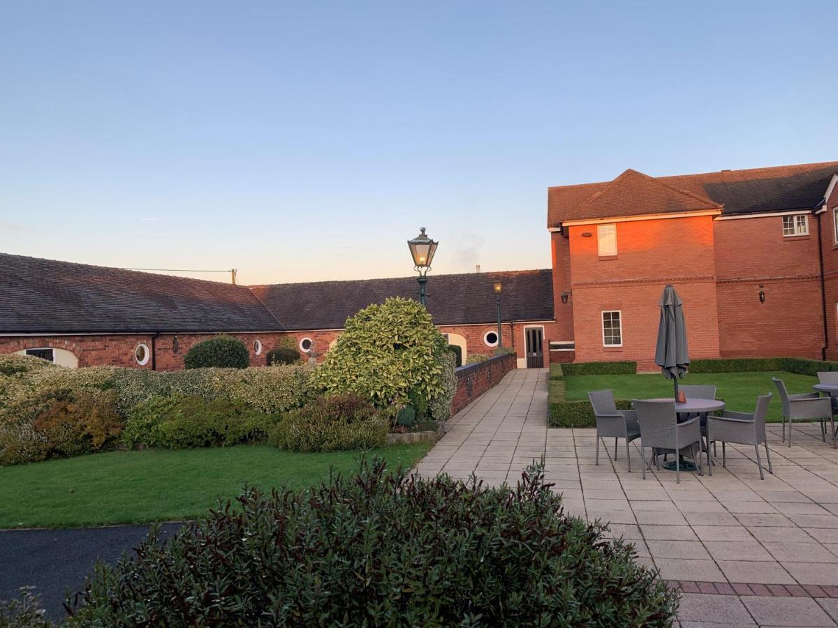 Hunters Lodge Hotel Crewe Buitenkant foto